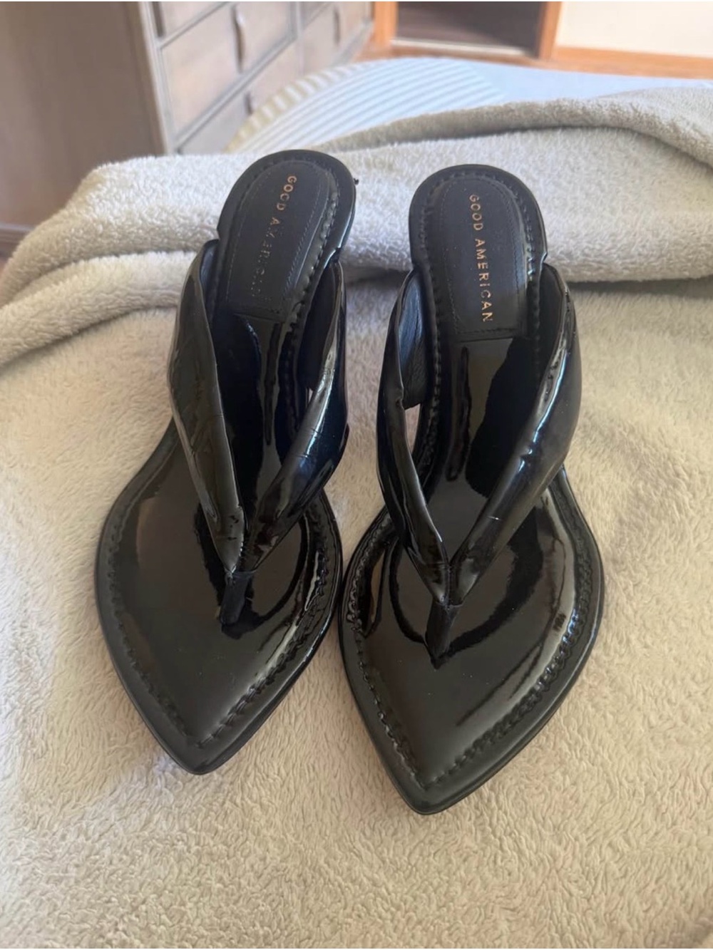 Good American Black Patent Thong Sandals with Pointed Toe